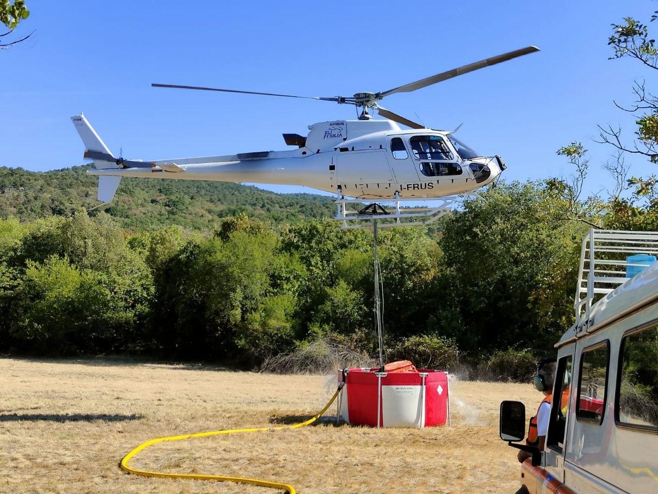 Incendio sotto controllo sul Rilke, resta chiuso lo svincolo autostradale